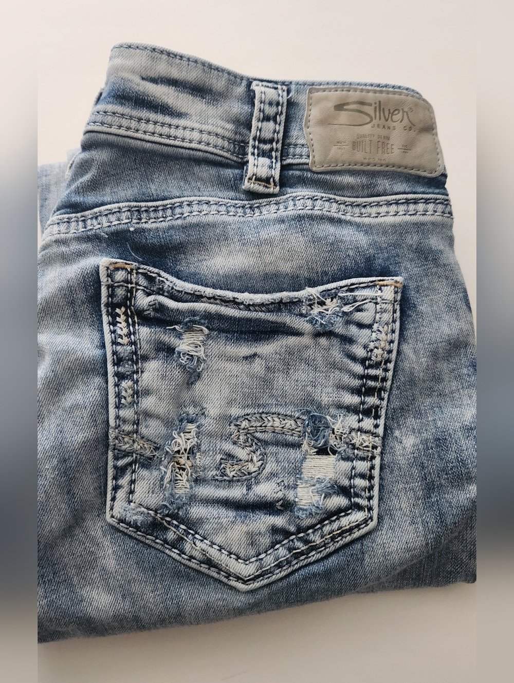 Silver Jeans Suki Capri W30xL22 1/2 Distressed